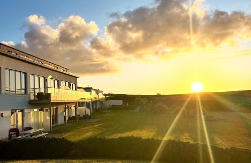 Newquay Apartment | A three bedroomed, dog friendly apartment in West Pentire, Crantock