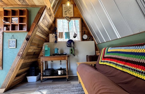 Bakersville Cabin | A Tiny A-Frame GlampingnWiFi,Creek,Firepit,GrillnPet friendly