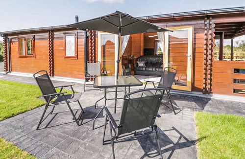 Dwyran Cottage | A top quality lodge with stunning views of the Snowdonia mountain range in the distance.