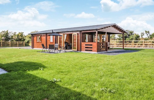 Dwyran Cottage | A top quality lodge with stunning views of the Snowdonia mountain range in the distance.