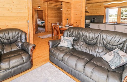 Dwyran Cottage | A top quality lodge with stunning views of the Snowdonia mountain range in the distance.