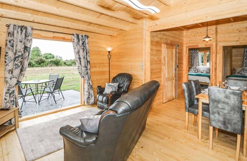 Dwyran Cottage | A top quality lodge with stunning views of the Snowdonia mountain range in the distance.