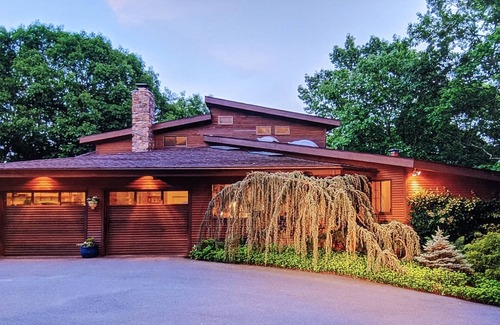Guilford House | A TREETOPS Retreat! Sleeps 10-12, perfect for large gatherings. Seasonal POOL!