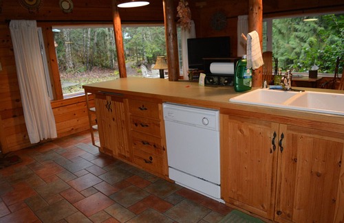 Ashford Cabin | A two Bedroom cabinon the banks of Copper Creek sleeps up to 6 in 1 king, 1 queen bedroom and loft with 2 twins. Children welcome. Private hot tub and firepit on Copper Creek. Fall asleep to the sounds of the creek. A short walk to Copper Creek Resta