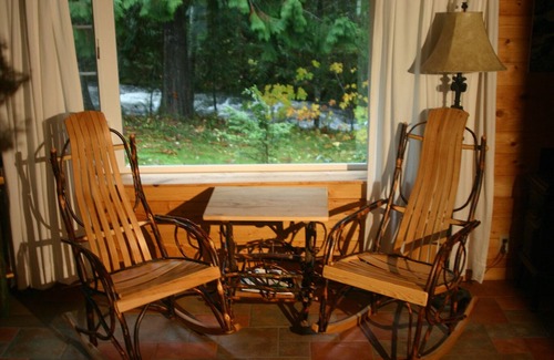 Ashford Cabin | A two Bedroom cabinon the banks of Copper Creek sleeps up to 6 in 1 king, 1 queen bedroom and loft with 2 twins. Children welcome. Private hot tub and firepit on Copper Creek. Fall asleep to the sounds of the creek. A short walk to Copper Creek Resta