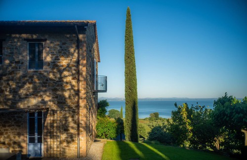 Monte del Lago House | A typical Umbrian Farm with magical views across Lake Trasimeno