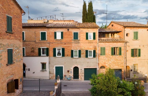 Pozzo Apartment | A typical house located in the historic village of Pozzo della Chiana, with a large furnished terrac