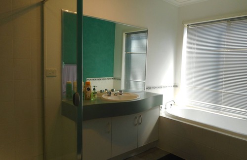 Werribee House | A Unique Holiday Home in between Avalon Airport and Melbourne CBD