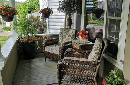 Silvertown House | A very clean and private suite in Niagara Falls Canada.