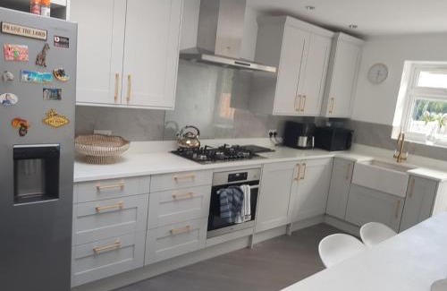Mayfield House | A Very NICE ROOM WITH PRIVATE TOILET AND SHOWER