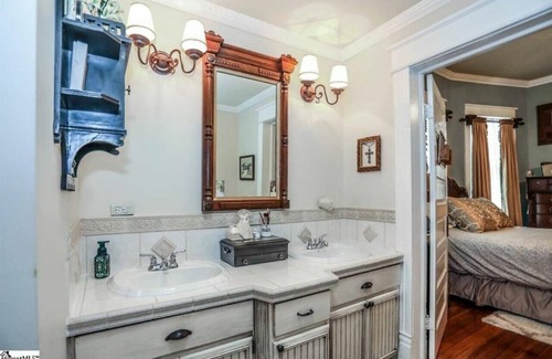 Anderson House | A Victorian Jewel circa 1907 w/modern accrutaments: Gourmet Ktch, Veranda, BBQ