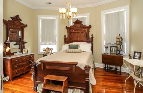 Anderson House | A Victorian Jewel circa 1907 w/modern accrutaments: Gourmet Ktch, Veranda, BBQ