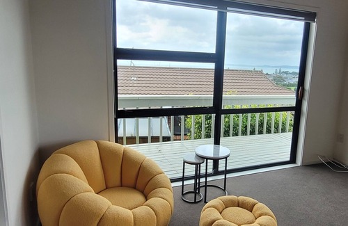 Orewa House | A View from the Heights -3 bedroom house in Orewa, walking distance to beach