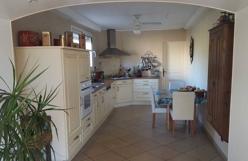 Velaux Villa | A villa in Provence, swimming pool and shady garden