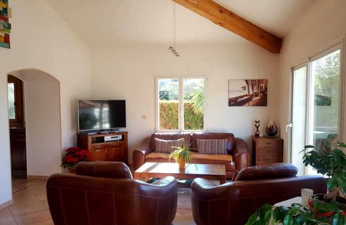 Velaux Villa | A villa in Provence, swimming pool and shady garden