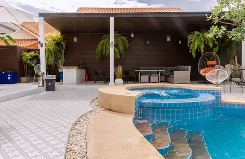 Nong Kae Villa | A villa in the heart of Hua Hin, 2.5 km from Beach with a private swimming pool.