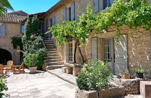 Maubec House | A warm Family home with Views of the Luberon & the villages of Bonnieux & Gordes