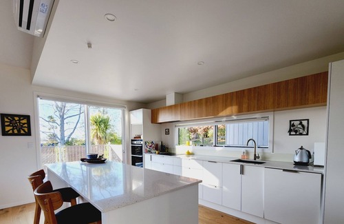 Woodstock House | A warm, sunny and contemporary home, ideal for a family or friends to enjoy.