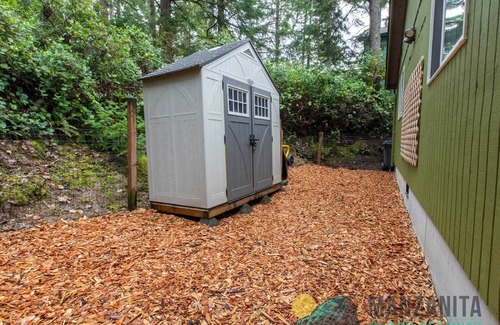Manzanita House | A Wave Away, close to the beach, dog friendly, one level!