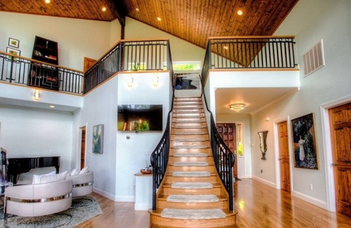 Hendersonville House | A Whispering Stream - Simply Luxurious, Spectacular, Upscale & Hot Tub