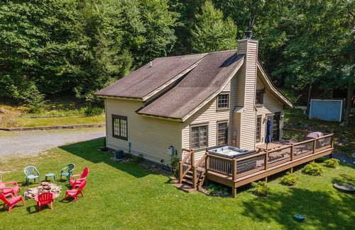 Oakland House | A Winter View: Lake Area, Hot Tub, Fire Pit, Fireplace, Gas Grill!