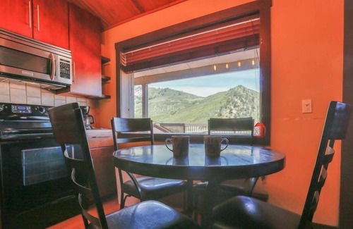 Glenwood Springs Condo | A wonderful kitchen in this beautifully remodeled condo is a treat.