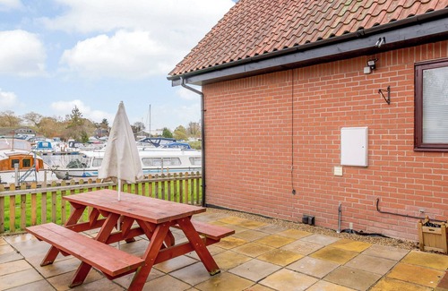 Loddon Cottage | A wonderful riverside setting, and easy walking distance to shops and cafés.