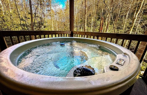 Gatlinburg - Pigeon Forge Cabin | A Wooded Cabin You'll Love! King Bed-2 Fireplaces-HotTub-Firepit-bring your dog!