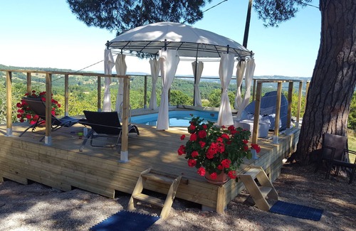 Cublac Ski Chalet | A wooden caravan at Domaine de la Morétie