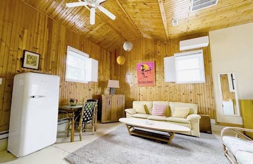 A-Zone House | A Zone Beach House PETS ALLOWED close to Hotel, DowntownnFenced in back yard