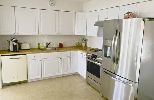A-Zone House | A Zone Beach House PETS ALLOWED close to Hotel, DowntownnFenced in back yard