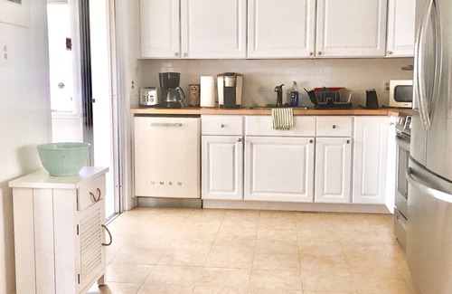 A-Zone House | A Zone Beach House PETS ALLOWED close to Hotel, DowntownnFenced in back yard