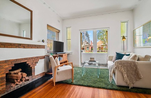Middle Park Apartment | A1 Art Deco 2 Bedroom Apt. Sleeps 5. Nimmo1
