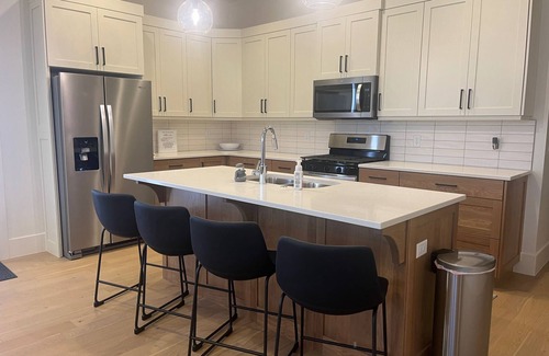 Bloomington House | AAA Getaway Pool Hot Tub Tennis Golf Pickleball, End Unit