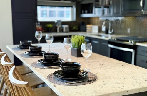 Uptown Apartment | AAC Stars, Mavs, Dallas, TX/free parking