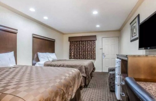 National City House | AAh! Near San Diego Convention Center-2 Queen Beds
