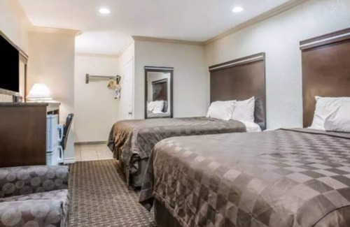 National City House | AAh! Near San Diego Convention Center-2 Queen Beds