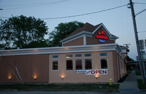 Niagara Falls Hotel | Aashram Hotel by Niagara River