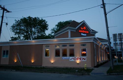 Niagara Falls Hotel | Aashram Hotel by Niagara River
