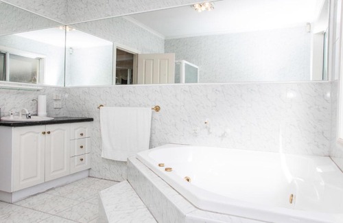 Abbotsford House | Abbotsford Private Rooms & Pods - 15 Charles Homestay