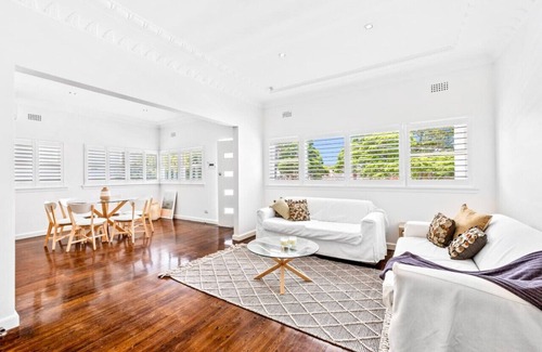 Abbotsford House | Abbotsford · Renovated family home close to the water's edge