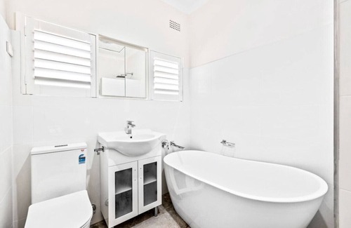 Abbotsford House | Abbotsford · Renovated family home close to the water's edge