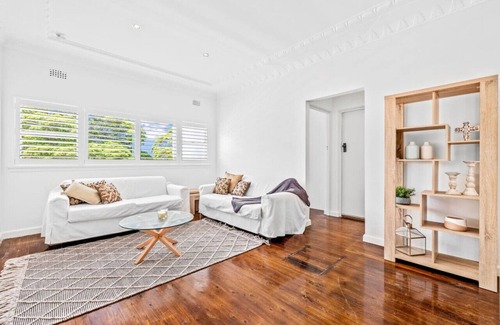 Abbotsford House | Abbotsford · Renovated family home close to the water's edge