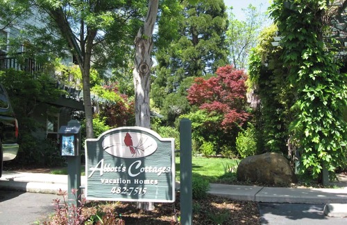 Ashland Cottage | ABBOTT'S COTTAGES- Duck cottage. 1 bedroom/1 bath, walking distance to downtown!