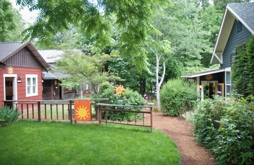 Ashland Cottage | Abbott's Cottages- The Heron. One bedroom cottage just two blocks to downtown