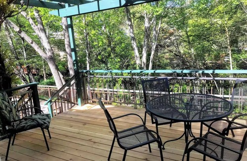 Historic Downtown District Cottage | Abbott's Cottages- The Raven. Two bedroom cottage just two blocks to downtown.