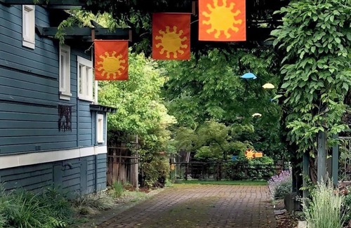 Historic Downtown District Cottage | Abbott's Cottages- The Raven. Two bedroom cottage just two blocks to downtown.