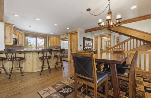 Deer Valley Villa | Abode at Arrowood | Best value in DV| NO AC| Private Hot Tub! 3 Private Master Suites!