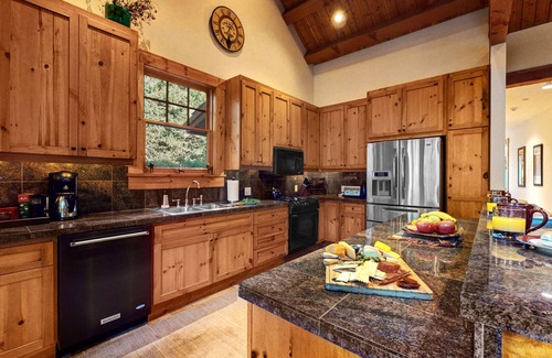 Granite Ridge House | Abode at the Homestead | Mountain Retreat, Walk to Slopes, Private Hot Tub