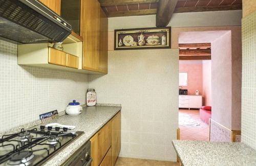 Capolona Apartment | About 6 km above Capolona lies this friendly vacation apartment in the hills, with a fantastic panor